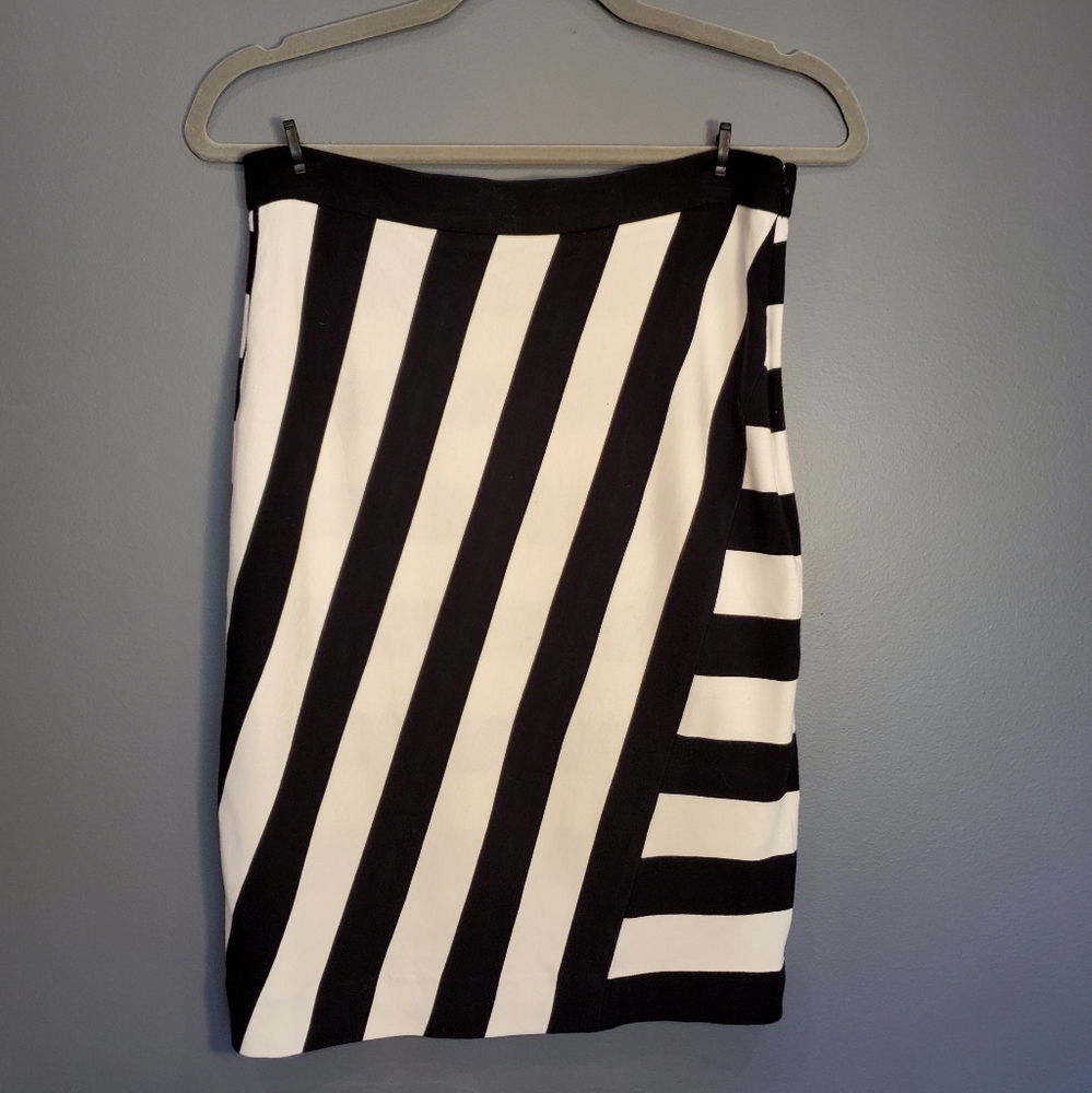 Banana Republic Black White Striped Skirt Size: 4